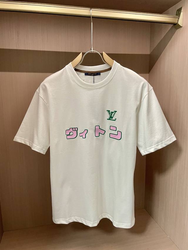 Lv 2025春夏新款男女同情侣款休闲棉质圆领短袖T恤衫！贸易公司渠道稀出，同步官网发售 ！ 2025春夏最新系列，经典时尚设计元素，为全新系列注入满满活力，这