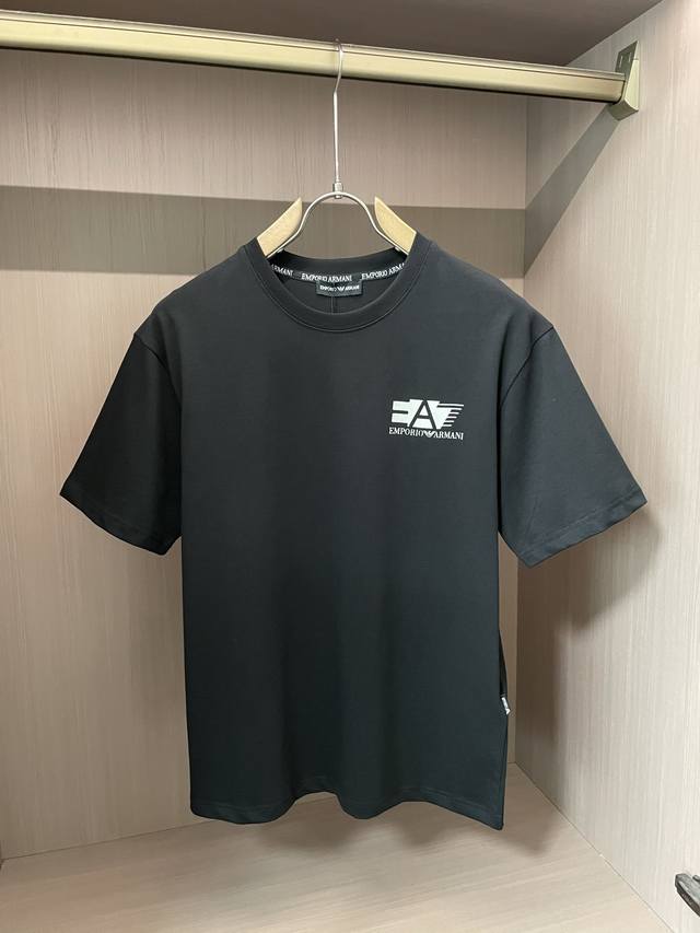 阿玛尼 2025春夏新款男女同情侣款休闲棉质圆领短袖T恤衫！贸易公司渠道稀出，同步官网发售 ！ 2025春夏最新系列，经典时尚设计元素，为全新系列注入满满活力，