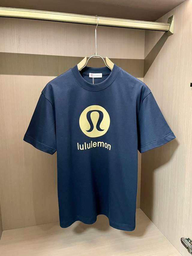 Lulu 2025新款 圆领 短袖 T恤 高端版本！专柜定制面料 透气舒适度高，细节无可挑剔，品牌元素设计理念，体现高品质。手感细腻柔软！呈现休闲裁剪，上身版型