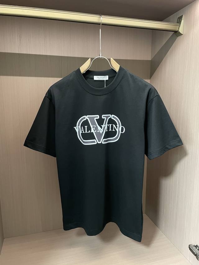 华伦天奴 2025新款 圆领 短袖 T恤 高端版本！专柜定制面料 透气舒适度高，细节无可挑剔，品牌元素设计理念，体现高品质。手感细腻柔软！呈现休闲裁剪，上身版型