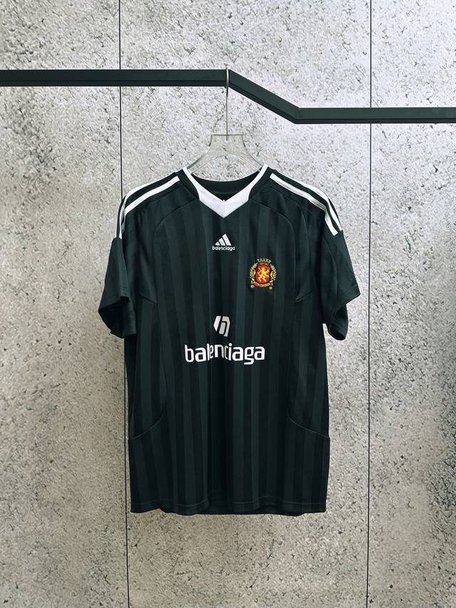 巴黎世家 Balenciaga 与阿迪达斯 Adidas 联名的曼联主题足球短袖球衣，采用定织面料，有进口田岛机高精密刺绣，版型宽松。 颜色：黑色、白色 尺码：