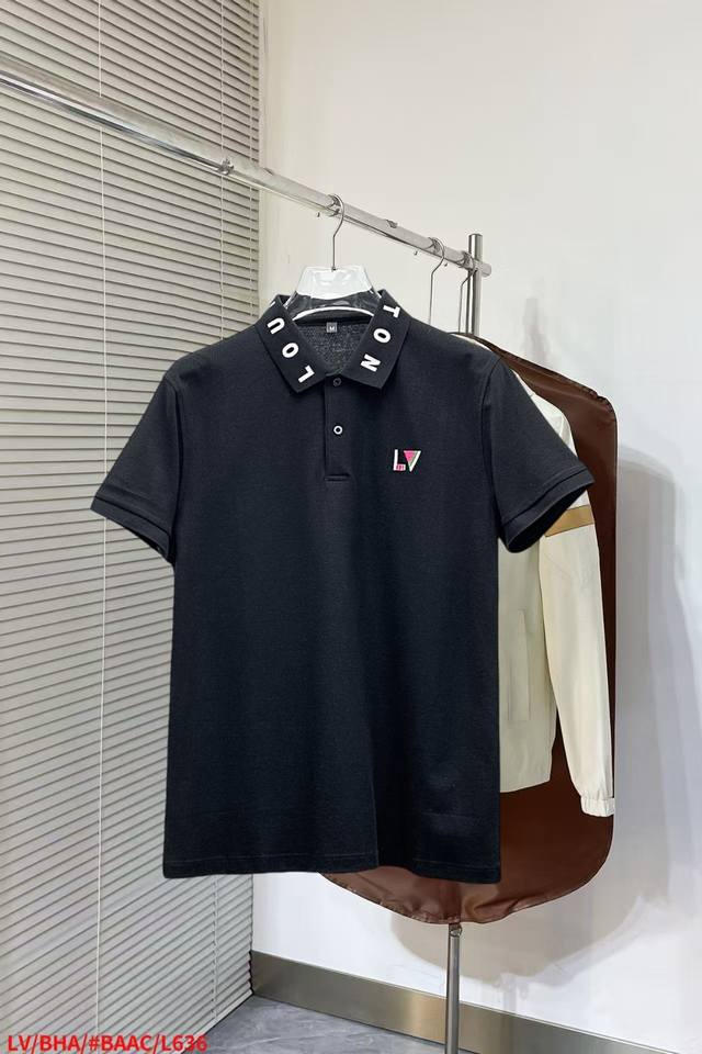 Lv 2025Ss夏季新款字母Logo男士翻领Polo衫！经典商务男款，高端男装的天花板级别的商务男款！简约时尚大气不失优雅，单穿内搭体面过人，品质控 细节控的