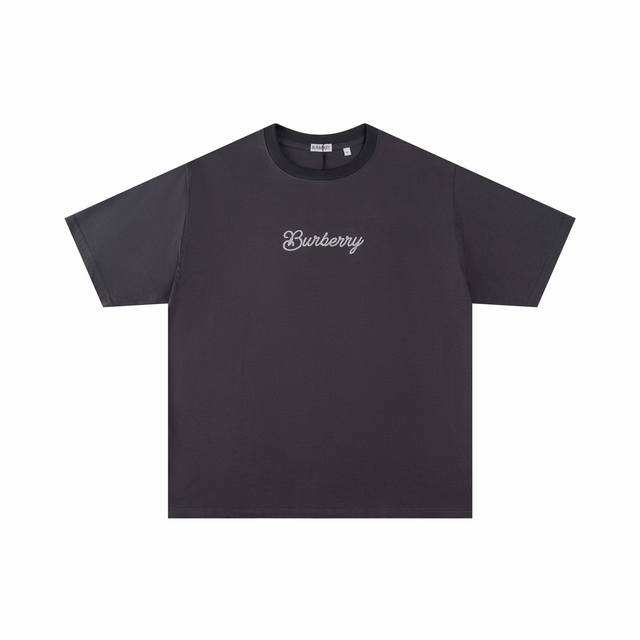 Burberry 巴宝莉冲浪板发泡印花短袖 面料采用260克纯棉双纱螺纹搭配32支双纱1*1。面料定染灰蓝黑螺纹同缸配套定染。 工艺：印花采用发泡印花工艺，原版