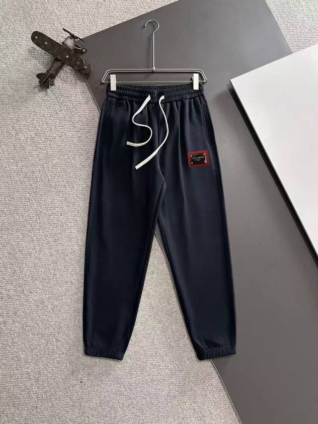 Dg顶级货品2025春夏新款休闲裤！品牌经典Logo休闲裤 ，新款式裤型，定制薄款面料，舒适度极好，手触感强烈。辨识度极高，完美品相工艺。 三个颜色：巴黎灰色