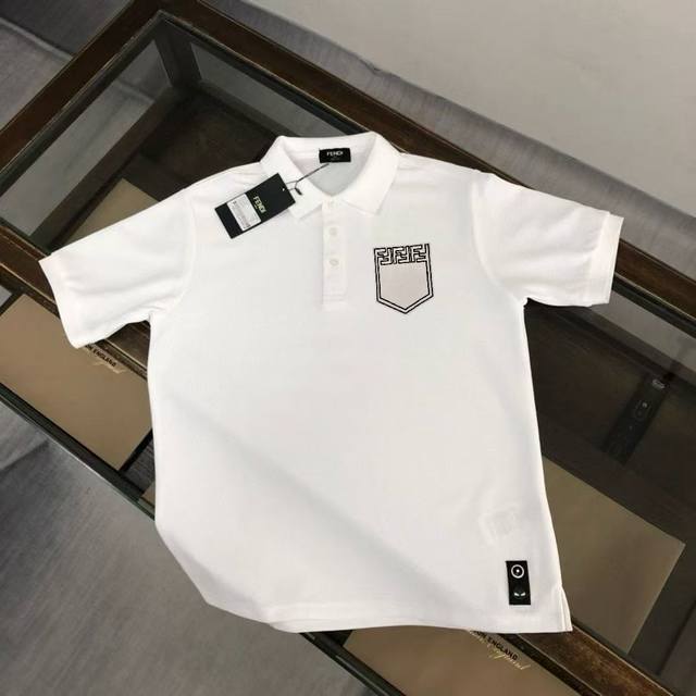Fendi 芬迪 2025春夏最新，官网春夏新款男士短袖翻领Polo衫，高端定制进口丝光珠地棉面料 穿着舒适、丝滑透气 、 胸前品牌经典刺绣图案、 纽扣带Log