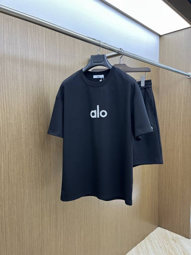 爆款 套 Alo高端定制 2025春夏新款首发专柜最新款短袖短裤休闲套装 高端订制 设计前卫时尚！品牌Logo重工艺设计 高端定制纯棉面料.手感柔软.穿着舒适.