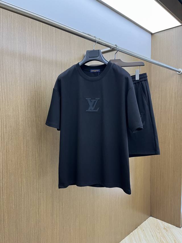 爆款 套 Lv 高端定制 2025春夏新款首发专柜最新款短袖短裤休闲套装 高端订制 设计前卫时尚！品牌Logo重工艺设计 高端定制纯棉面料.手感柔软.穿着舒适.