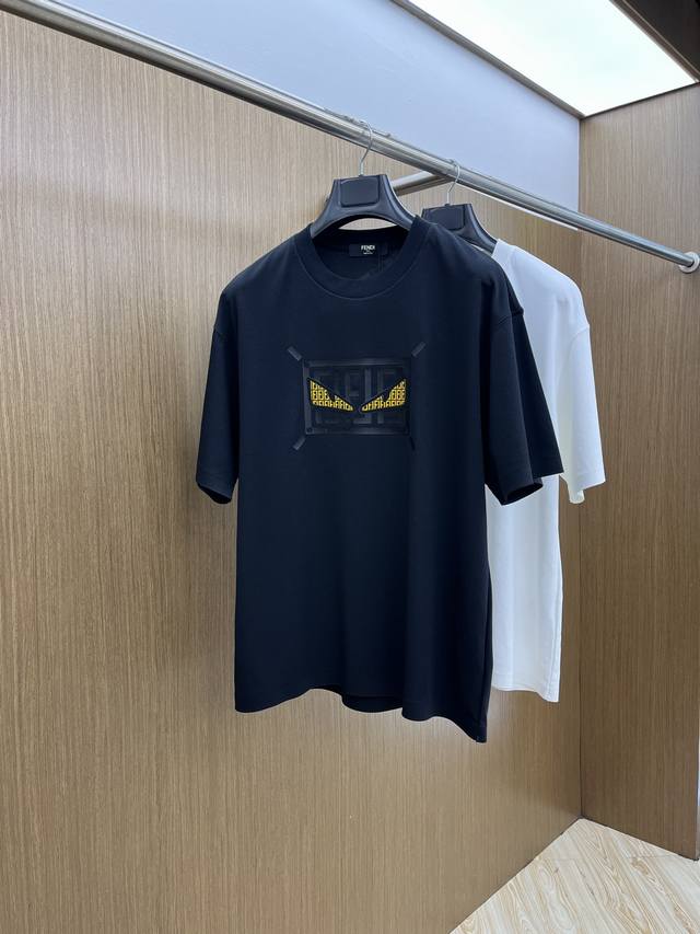 新品 Fd 专柜新款高定面料 250克纯棉 2025蛇年春夏专柜新品短袖时尚经典圆领短袖袖口下摆采用无痕设计 时尚单品设计，更加时尚舒适，高标准定制，上身非常有