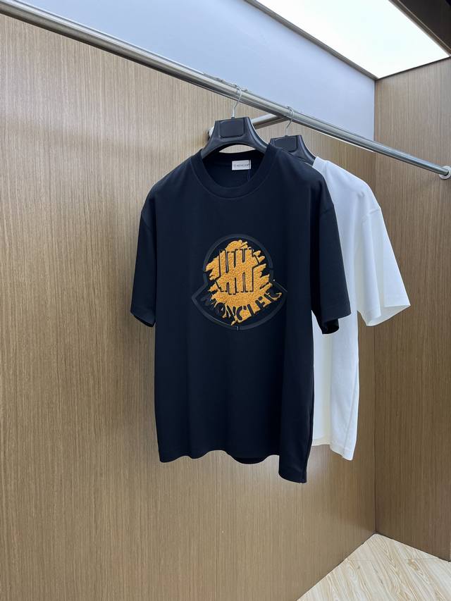 新品 Mon 专柜新款高定面料 250克纯棉 2025蛇年春夏专柜新品短袖时尚经典圆领短袖袖口下摆采用无痕设计 时尚单品设计，更加时尚舒适，高标准定制，上身非常