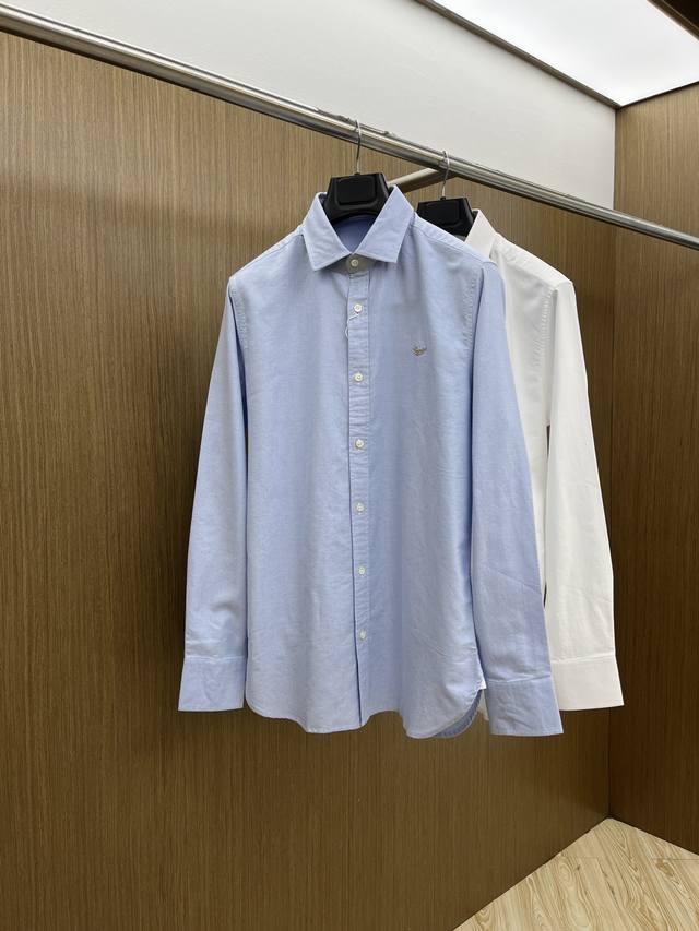 新品 Zz Ss春夏新款时尚简约长袖衬衫，本款轻盈棉质衬衣采用全棉牛津纺面料，经典简约设计搭配，清爽色调，颜色超超超超级赞，这一季最值得入手的单品，简约大气又精