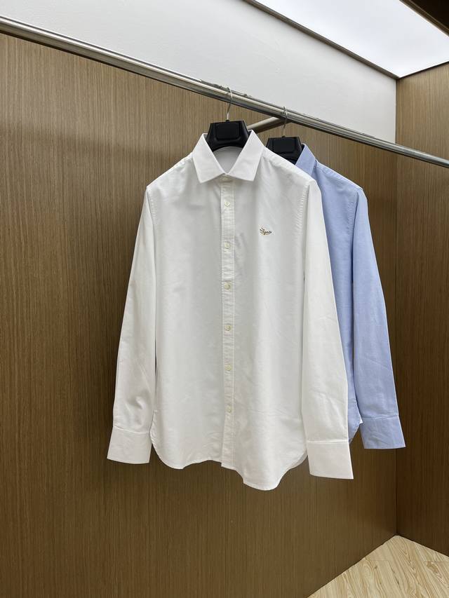 新品 Zz Ss春夏新款时尚简约长袖衬衫，本款轻盈棉质衬衣采用全棉牛津纺面料，经典简约设计搭配，清爽色调，颜色超超超超级赞，这一季最值得入手的单品，简约大气又精