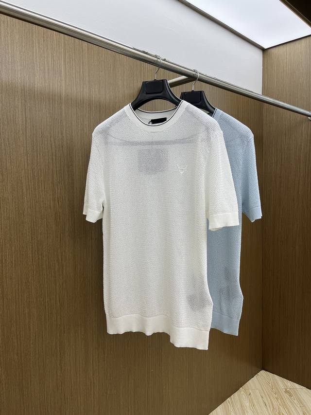 Prada 普拉达2025新款三角标镂空网眼针织T恤 延续Prada对材质与结构的极致追求，这款针织短袖采用透气网眼设计，营造轻盈凉感的穿着体验。整件采用高密针