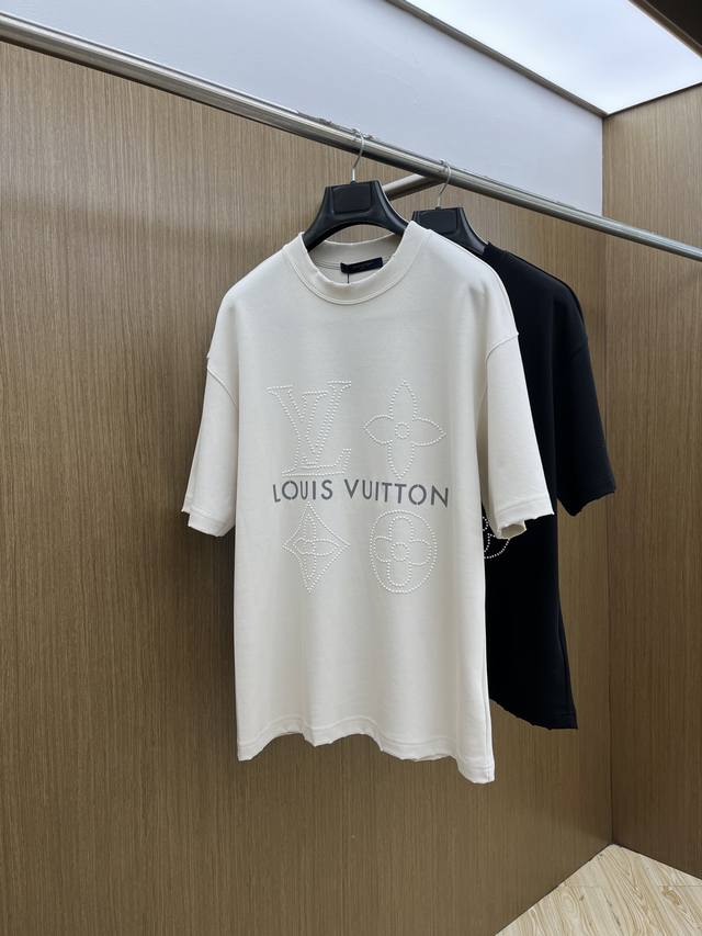 Louis Vuitton 路易威登 2025春夏新款采用日本热压技术 珍珠短袖字母T恤 这款 Louis Vuitton T恤采用优质日本尖端纯棉面料制成，柔
