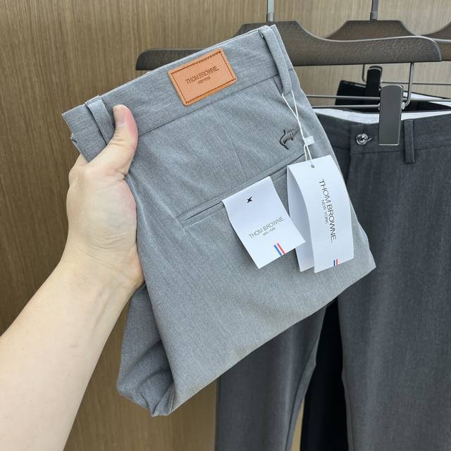 Tb 2540Ss春夏新品，官网同步有售，男士高端商务休闲西裤，高端进口面料，带弹力，后面采用硅胶字母压胶，五搭配，即经典又时尚，合体裁缝，上身效果无约束感 ，