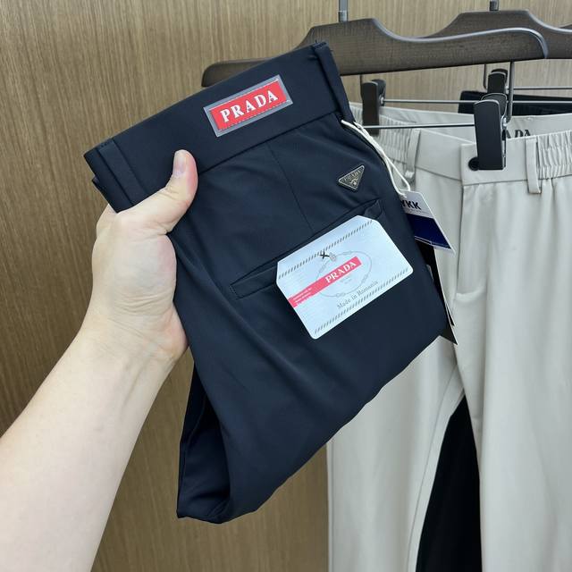 2540Ss春夏新品，官网同步有售，男士高端商务休闲西裤，高端进口面料，带弹力，后面采用硅胶字母压胶，五搭配，即经典又时尚，合体裁缝，上身效果无约束感 ，舒适透