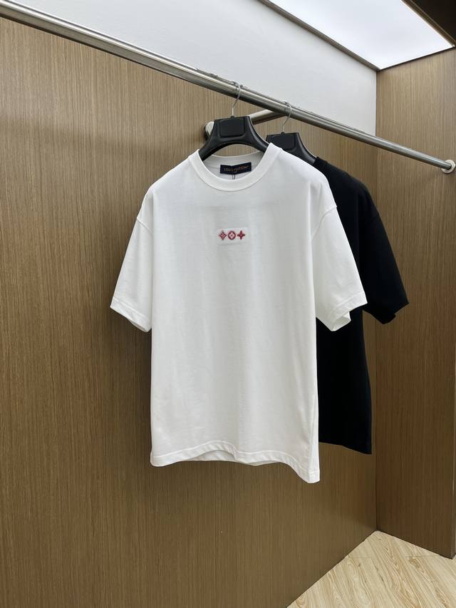 新品 Lv 2540春夏新款圆领 首发专柜最新款短袖圆领T恤 高端订制 设计前卫时尚 品牌Logo重工艺设计 高端定制原版面料 手感柔软 上身穿着舒适 专柜级别