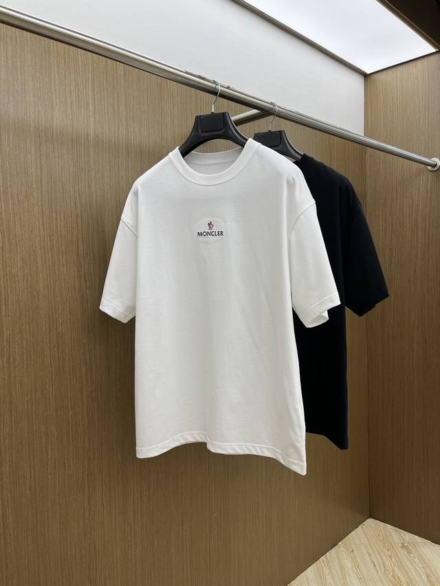 新品 Mon 2540春夏新款圆领 首发专柜最新款短袖圆领T恤 高端订制 设计前卫时尚 品牌Logo重工艺设计 高端定制原版面料 手感柔软 上身穿着舒适 专柜级