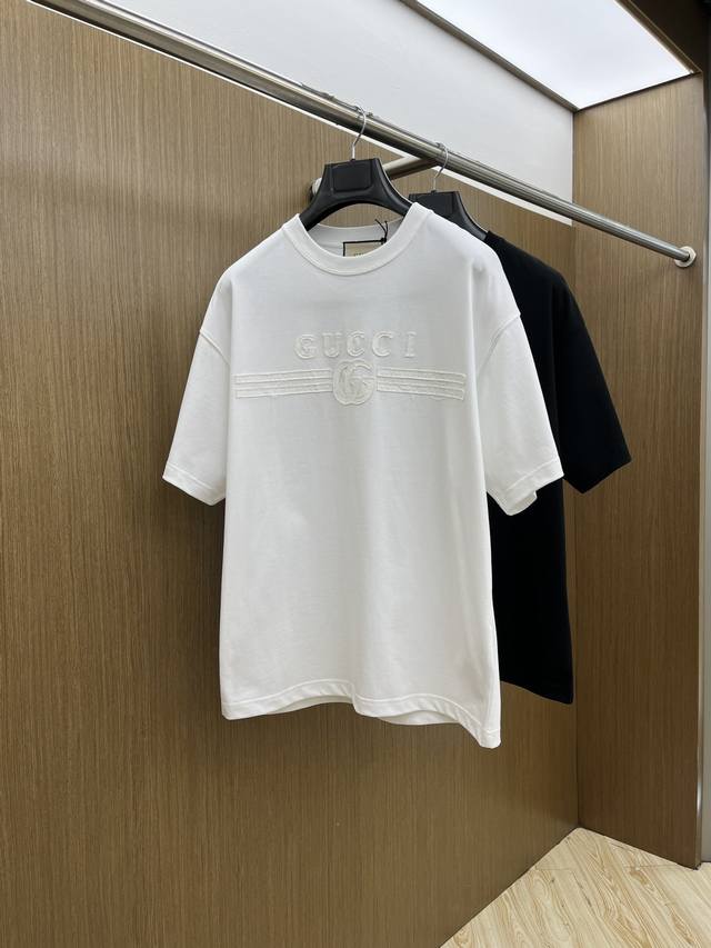 新品 Guc 2540春夏新款圆领 首发专柜最新款短袖圆领T恤 高端订制 设计前卫时尚 品牌Logo重工艺设计 高端定制原版面料 手感柔软 上身穿着舒适 专柜级