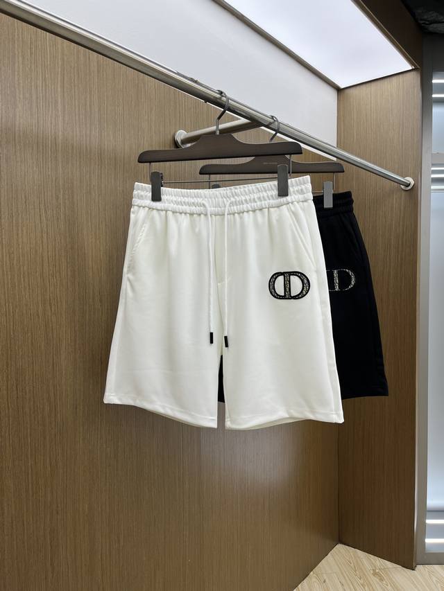 Cd 2540春夏新款男士休闲短裤 高端货简洁时尚大方 定制原版进口面料 简洁利落又清爽 品质做工细节经得起任何形式检验简约大方百搭款 上身优雅帅气，焕然一新的