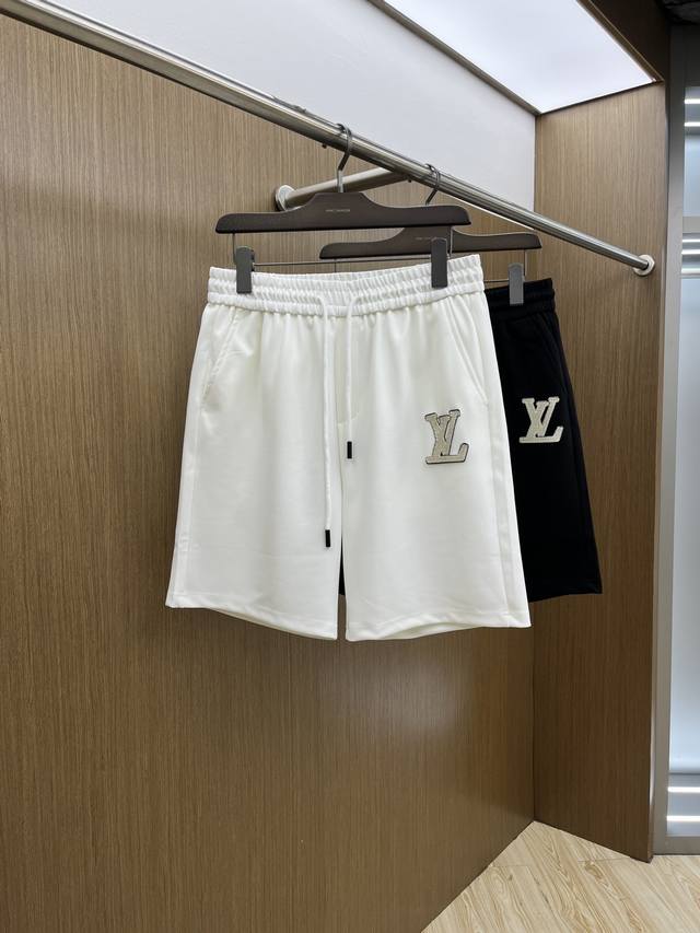 Lv 2540春夏新款男士休闲短裤 高端货简洁时尚大方 定制原版进口面料 简洁利落又清爽 品质做工细节经得起任何形式检验简约大方百搭款 上身优雅帅气，焕然一新的