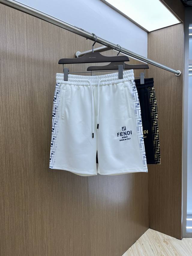 Fd 2540春夏新款男士休闲短裤 高端货简洁时尚大方 定制原版进口面料 简洁利落又清爽 品质做工细节经得起任何形式检验简约大方百搭款 上身优雅帅气，焕然一新的