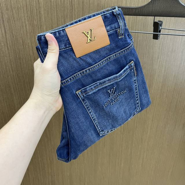 新款 Lv Ss春夏新品超柔和水洗牛仔裤 上身爆帅，小直筒设计，修身裁剪，男款顶级休闲棉质！高端弹力四季百搭通勤牛仔男裤！款式极其的百搭，面料弹力，材质也十分出