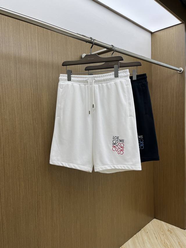 新品 Loe Ss春夏新款独家专供新款休闲短裤高端版本 定制面料 透气舒适度高，细节无可挑剔，品牌元素设计理念，体现高品质。手感细腻柔软！呈现休闲裁剪，上身版型