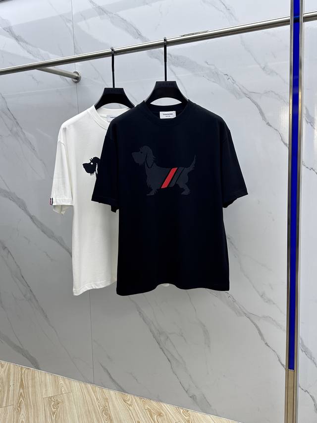 Tb 2025Fw春夏新品圆领打底外穿T恤，立体感Logo微廓形半袖纯棉打底，手感面糯有骨感，柔而有韧性。工艺处理，韧性和抗皱性能得到大幅度提高。微廓形剪裁很到