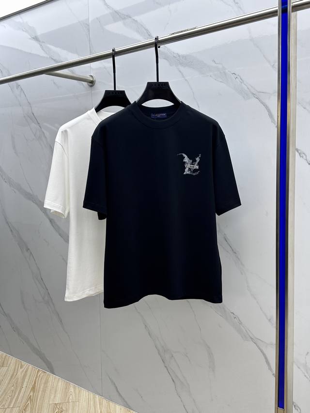 Lv*路易威登 2025Fw春夏新品圆领微阔打底外穿T恤，立体Logo印花，手感面糯有骨感，柔而有韧性。工艺处理，韧性和抗皱性能得到大幅度提高。剪裁很到位，辨识