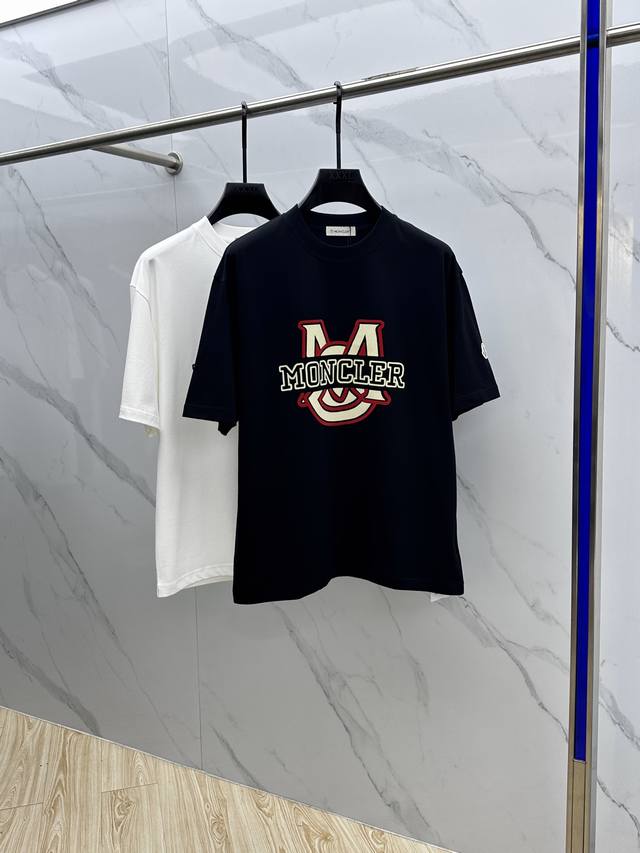 Mon*蒙口 2025Fw春夏新品圆领微阔打底外穿T恤，立体Logo印花，手感面糯有骨感，柔而有韧性。工艺处理，韧性和抗皱性能得到大幅度提高。剪裁很到位，辨识度