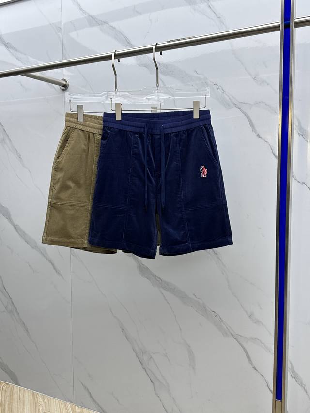 Moncler*蒙口 2025爆款现货 坑条洗水灯芯绒贴布平腰休闲短裤 采用进口面料，订染色，纹路细腻。上身效果佳 当然成本相对来说也比较高一些，毕竟面料所选用