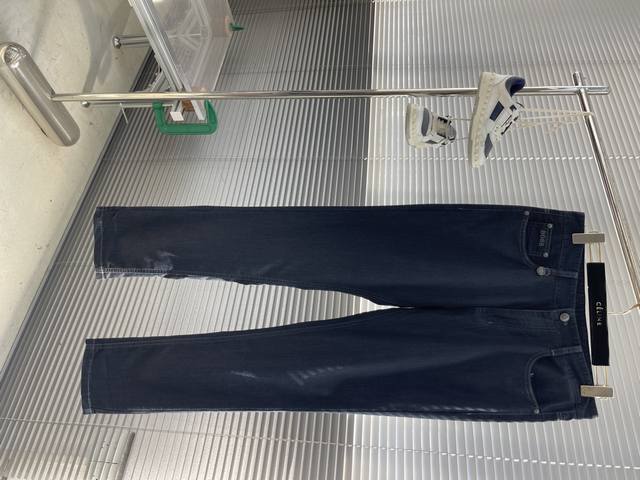 Boss 高级时装感，牛仔面料 , 深蓝色洗水牛仔裤 面料很特殊，超细精仿棉纱混纺，超柔舒适感。 具备牛仔随性感 ,休闲感 , 亦有轻松感 ,时尚感。 布面清爽