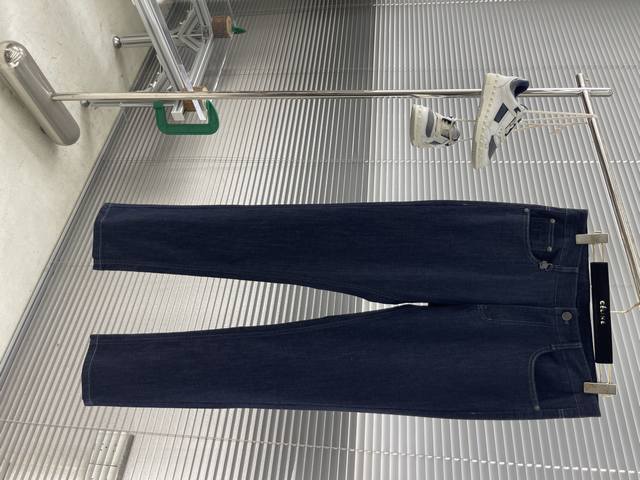 Loro Piana 高级时装感，牛仔面料 , 深蓝色洗水牛仔裤 面料很特殊，超细精仿棉纱混纺，超柔舒适感。 具备牛仔随性感 ,休闲感 , 亦有轻松感 ,时尚感