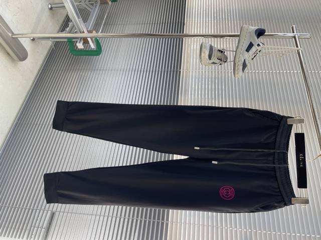 Gucc 2025Ss早春新款新款男士休闲裤。 重在面料！婴儿肌肤般的柔滑！！ 客供定织料，入手便知极具柔滑面料，手感柔软亲肤，上身挺括有型，表面又有着温润的光