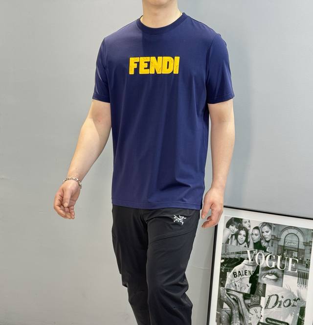 上衣 裤子 Fend*芬-迪25S春夏圆领T恤.重工立体牙刷绣工艺.优质190G丝光棉布制成，机织技术，相比于普通面料更加富有质感......胸口Fendi立体