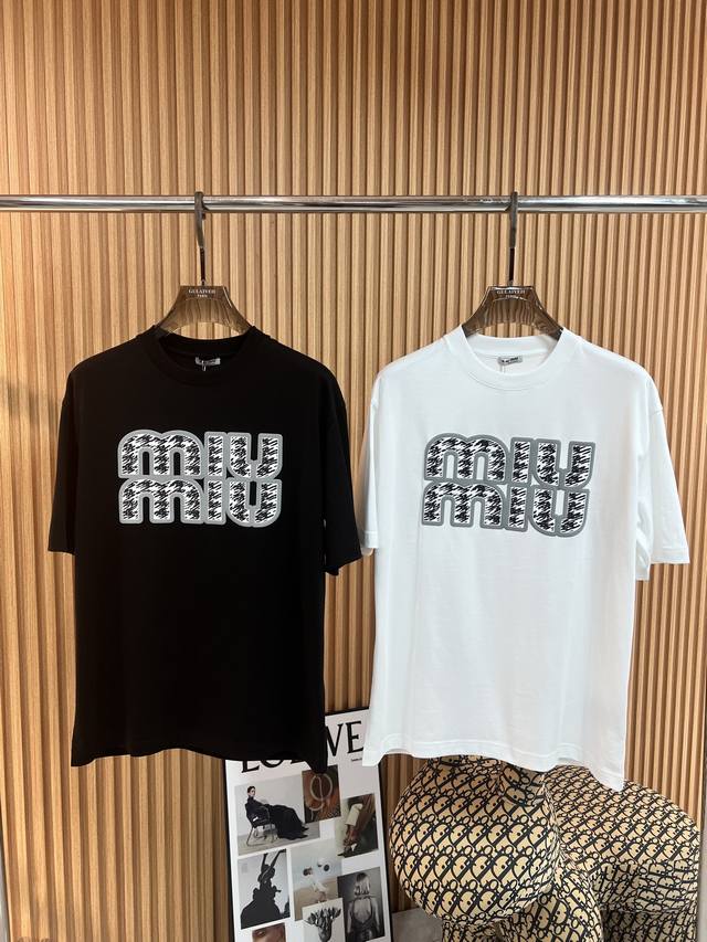 Miu Miu2025春夏新款首发专柜最新款短袖圆领T恤 高端订制 设计前卫时尚！品牌Logo重工艺设计 高端定制丝光云朵棉面料.手感柔软.穿着舒适.专柜级别精