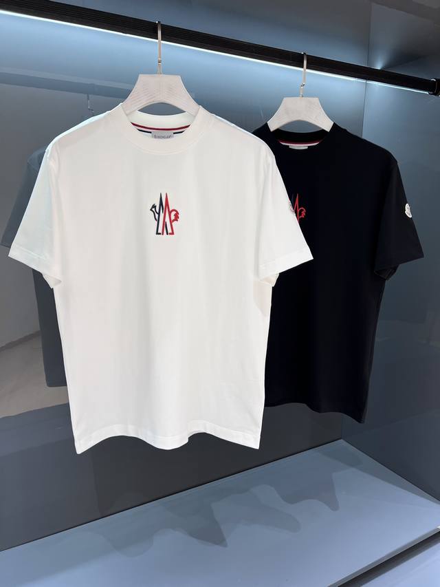 新品 Mon*Ler 男士圆领短袖T恤 2025Ss春夏新品Os宽松版型 效果更为简约利落,为时尚造型增添一抹独特风采...单穿内搭完美展现 刺绣标徽设计 正面