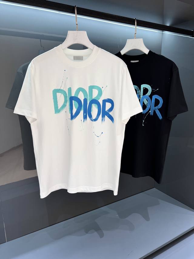 新品 涂鸦印花 Di*R 字母 渠道精品缔造当代气息.2025Ss夏季新品 Di*R 标识印花短袖T恤 高超的时尚魅力风范,特立独行的艺术气息. 客供密纺针织棉