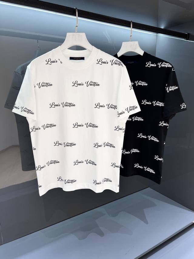 新品 2025Ssv登印花标识字母圆领Os短袖T恤 以品牌标志性的元素做为设计特色,时尚高雅魅力的单品. 进口意大利精仿棉面料,手感柔软细腻上身舒适透气,配备了