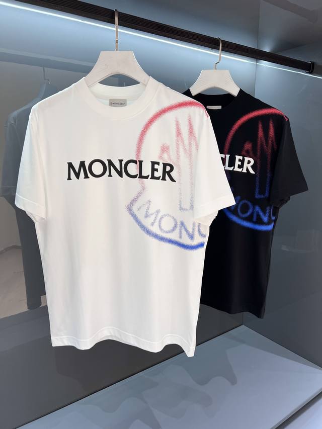 新品 重工印花 Mon*Ler 男士圆领短袖T恤 2025Ss春夏新品Os宽松版型 效果更为简约利落,为时尚造型增添一抹独特风采...单穿内搭完美展现 刺绣标徽