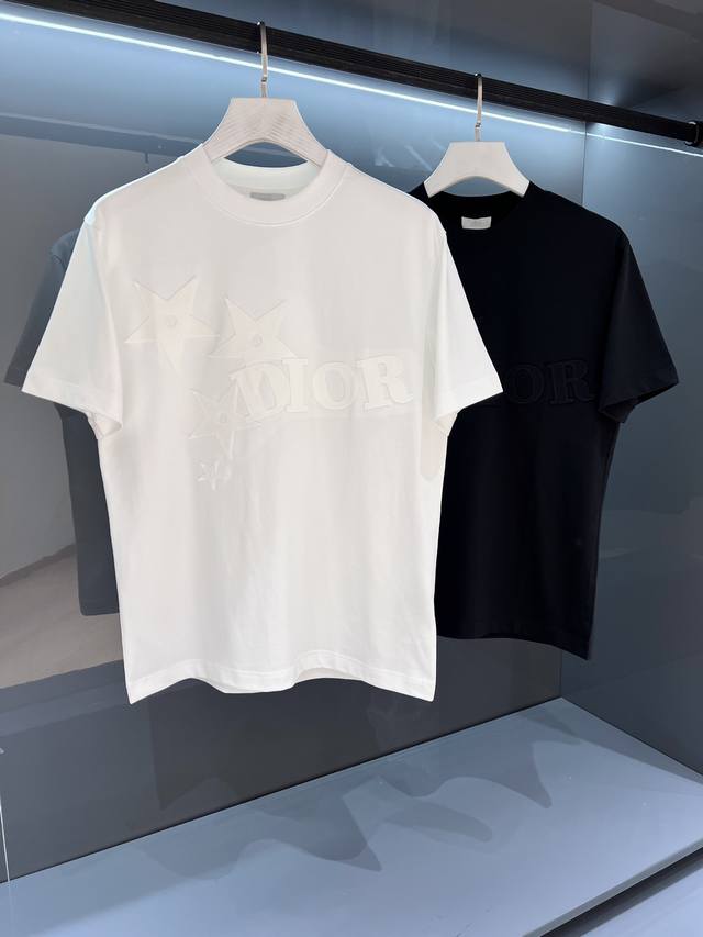 新品 全新前卫时尚风范.渠道精品缔造当代气息.2025Ss夏季新品 Di*R 标识刺绣短袖T恤 高超的时尚魅力风范,特立独行的艺术气息. 客供密纺针织棉面料,细