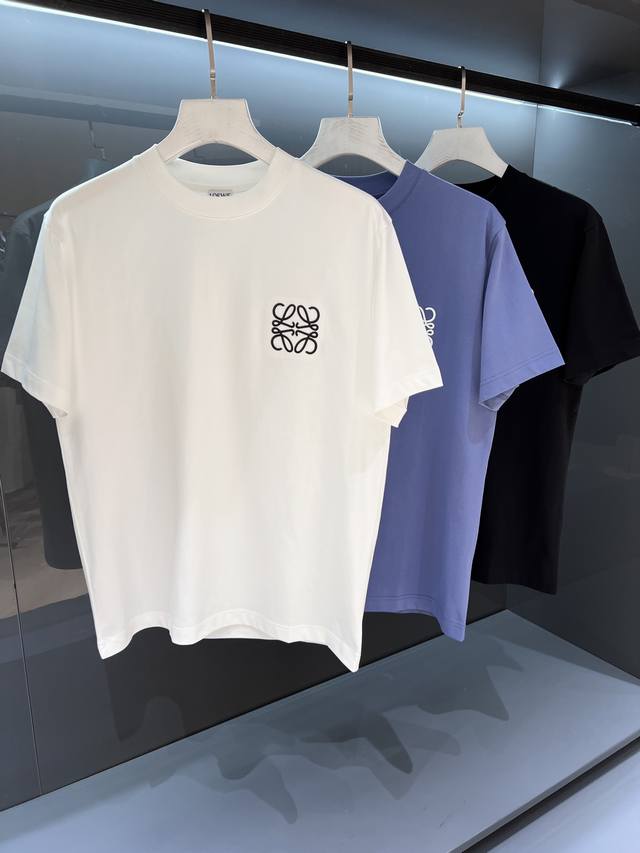 新品 全新方式演绎精湛工艺,奢华的邂逅充满活力的线条 2025Ss 春夏新品 Lo*We 情侣款刺绣皮质圆领短袖T恤 最新配色拥有最新的时尚独特的色彩魅力无限延