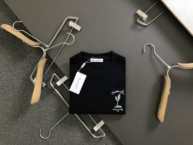 Dir*合身版型M-Xxxl 25春夏顶级字母刺绣工艺专柜短袖，*顶级元素融合打造，经典短袖3标齐全，潮男时尚，无论是上身舒适度还是都是无可比拟的存在，可以说是