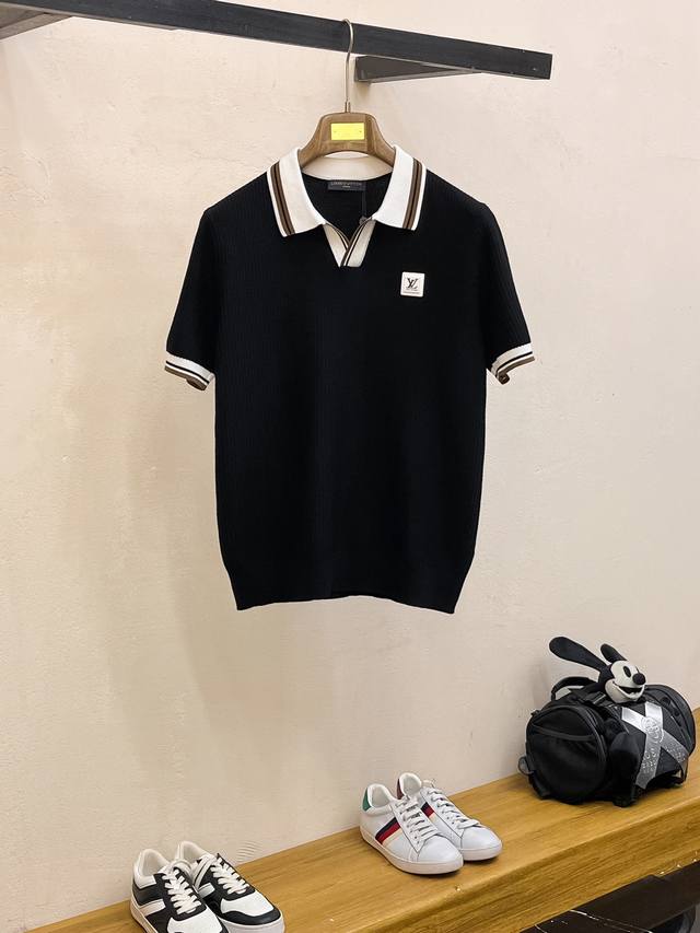 Lv 2025新品短袖Polo，帅气时尚，顶级绣花字母Logo，简约百搭款。面料针织 不仅挺括，保持潮流的廓形，又穿着舒适，纱织更细腻，码数M-3Xl