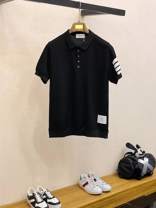 Tb 2025新品短袖Polo，帅气时尚，顶级绣花字母Logo，简约百搭款。面料针织 不仅挺括，保持潮流的廓形，又穿着舒适，纱织更细腻，码数M-3Xl