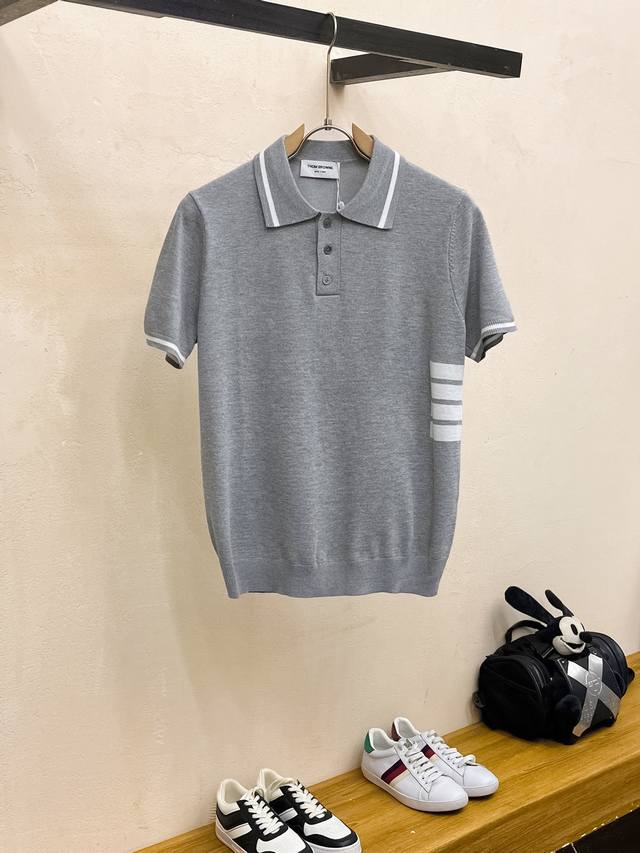 Tb汤姆布朗 2025新品短袖Polo，帅气时尚，顶级绣花字母Logo，简约百搭款。面料针织 不仅挺括，保持潮流的廓形，又穿着舒适，纱织更细腻，码数M-3Xl