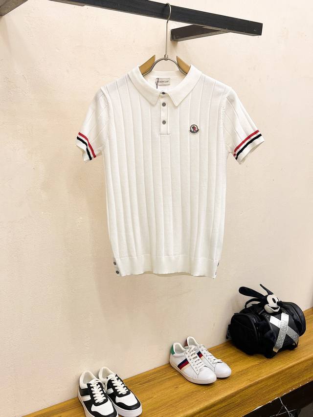 蒙口 2025新品短袖Polo，帅气时尚，顶级绣花字母Logo，简约百搭款。面料针织 不仅挺括，保持潮流的廓形，又穿着舒适，纱织更细腻，码数M-3Xl