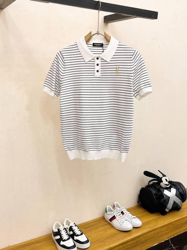 圣罗兰 2025新品短袖Polo，帅气时尚，顶级绣花字母Logo，简约百搭款。面料针织 不仅挺括，保持潮流的廓形，又穿着舒适，纱织更细腻，码数M-3Xl