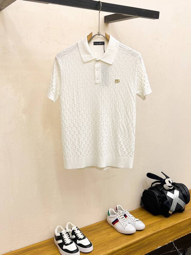 Dg 2025新品短袖Polo，帅气时尚，顶级绣花字母Logo，简约百搭款。面料针织 不仅挺括，保持潮流的廓形，又穿着舒适，纱织更细腻，码数M-3Xl