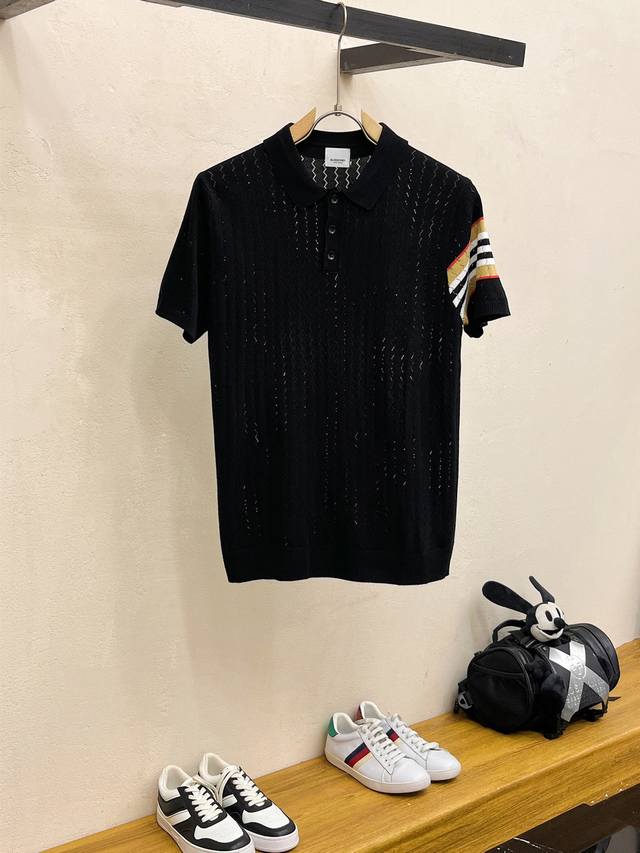 巴宝莉 2025新品短袖Polo，帅气时尚，顶级绣花字母Logo，简约百搭款。面料针织 不仅挺括，保持潮流的廓形，又穿着舒适，纱织更细腻，码数M-3Xl